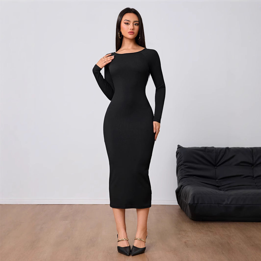 Robe midi ajustée pour femmes avec un élégant encolure ronde et des manches longues Chic & Stil