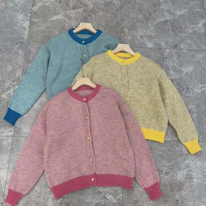 Cardigan pour femmes avec des poignets contrastés et des détails de boutons Chic & Stil