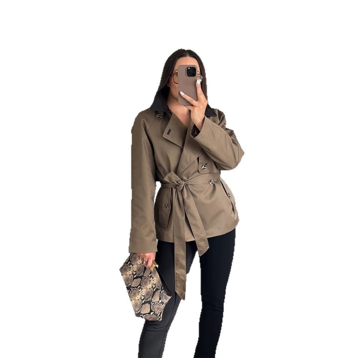 Women's short trench coat with tailored silhouette, tie belt and contrast collar Amarae