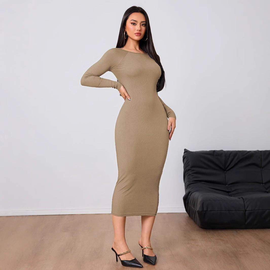 Robe midi ajustée pour femmes avec un élégant encolure ronde et des manches longues Chic & Stil