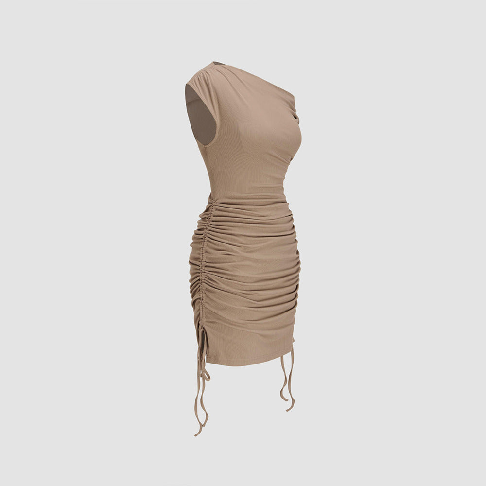 Robe ajustée femme avec encolure asymétrique et détails volants Chic & Stil