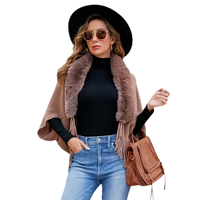 Ladies fashion poncho with luxurious faux fur collar Lune London