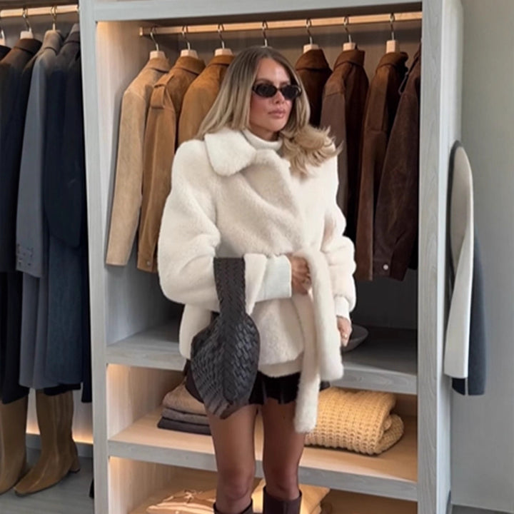 Women's short jacket made of teddy faux fur with oversized collar and pockets Amarae