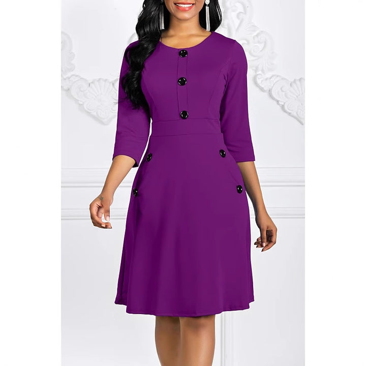 Robe élégante de dames, longueur genou, avec des boutons décoratifs et des manches 3/4 Chic & Stil