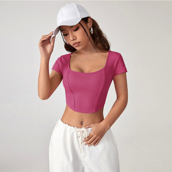 Top court pour femmes avec décolleté carré et texture côtelée élégante Chic & Stil