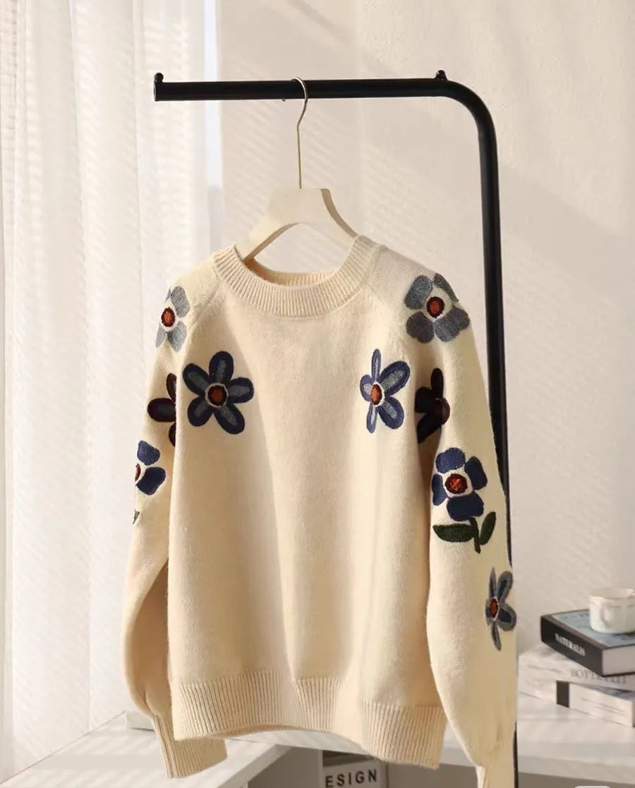 Pull féminin tendance avec design brodé floral Chic & Stil