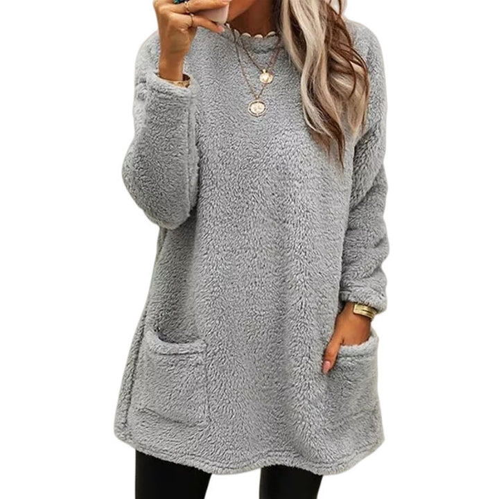 Cozy fleece sweater for women with a trendy round neckline and practical pockets Lune London
