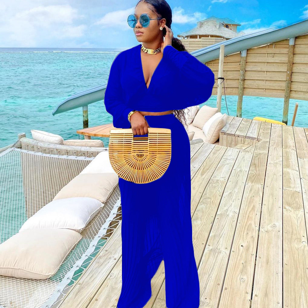 Ladies Elegant two-piece set with a loose fit and a deep V-neck Lune London