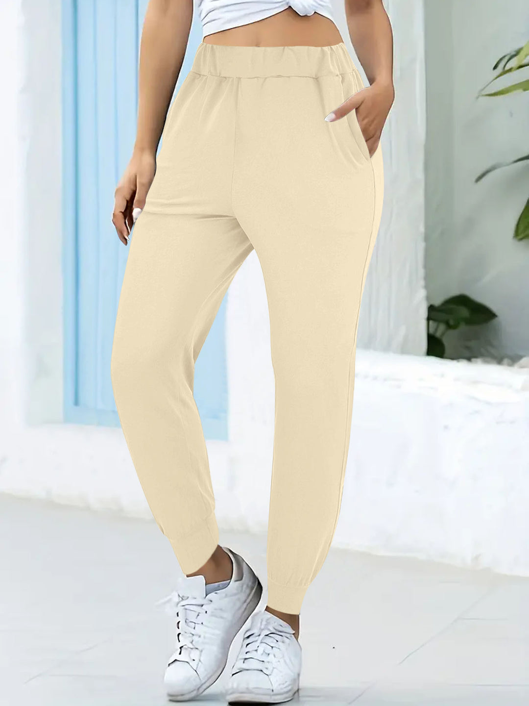 Comfortable jogging pants for women with elastic waistband and practical pockets Lune London