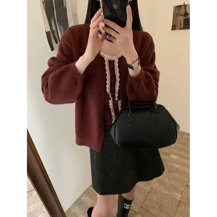 Chemisier tricoté pour femmes avec bordure en dentelle romantique et coupe décontractée Chic & Stil