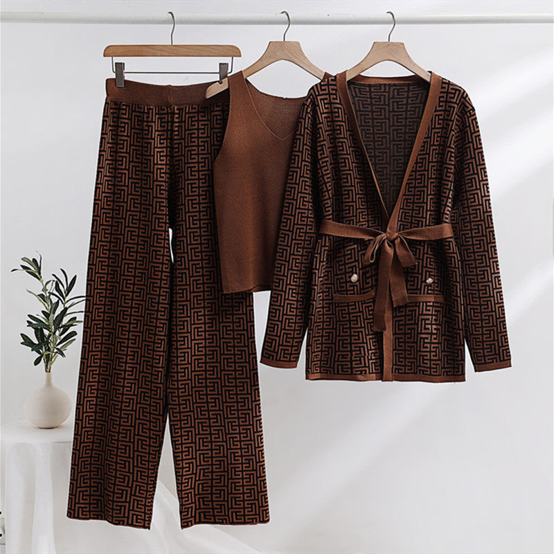 Fashionable and luxurious women's lounge set with an elegant pattern and practical pockets Lune London