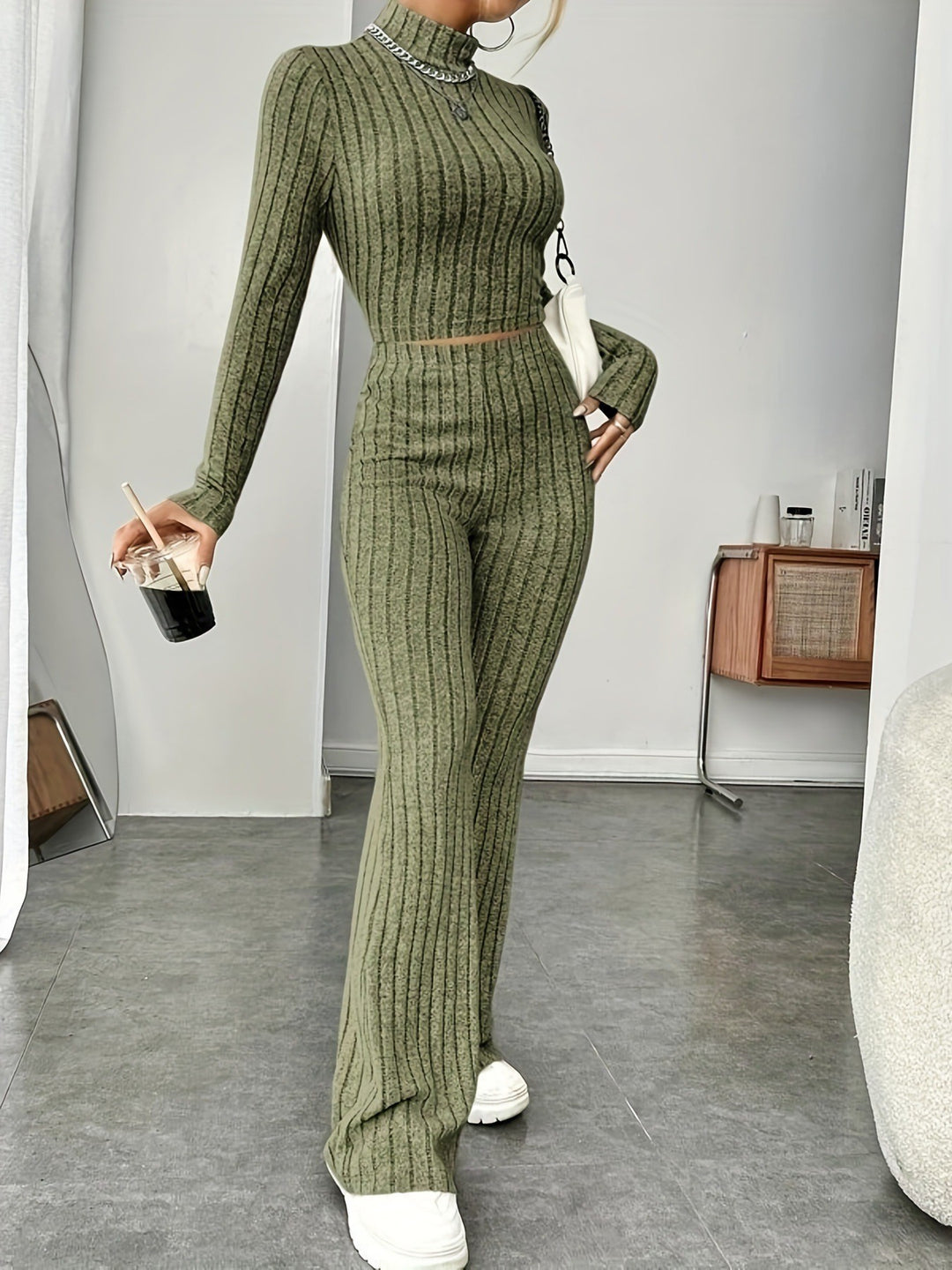 Casual women's clothing in crop-top and flared pants set Lune London