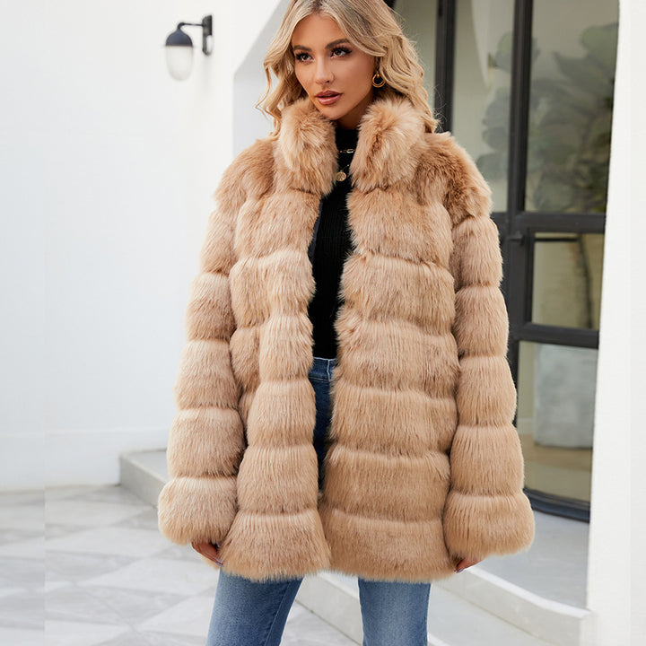 Ladies parka in comfortable faux fur with wide collar and soft details Lune London