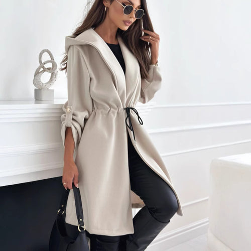 Veste enroulable pour femmes avec capuche et ceinture à la taille Chic & Stil