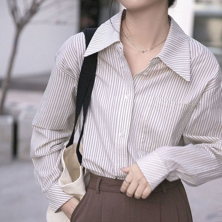 Chemise décontractée pour femmes avec de fines rayures Chic & Stil
