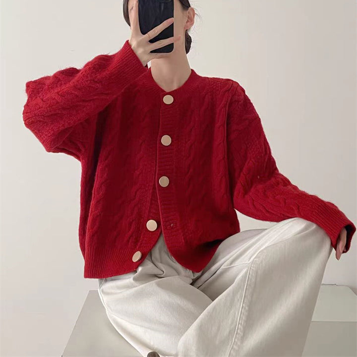 Cardigan pour femmes avec motif en câble et gros détails de bouton Chic & Stil