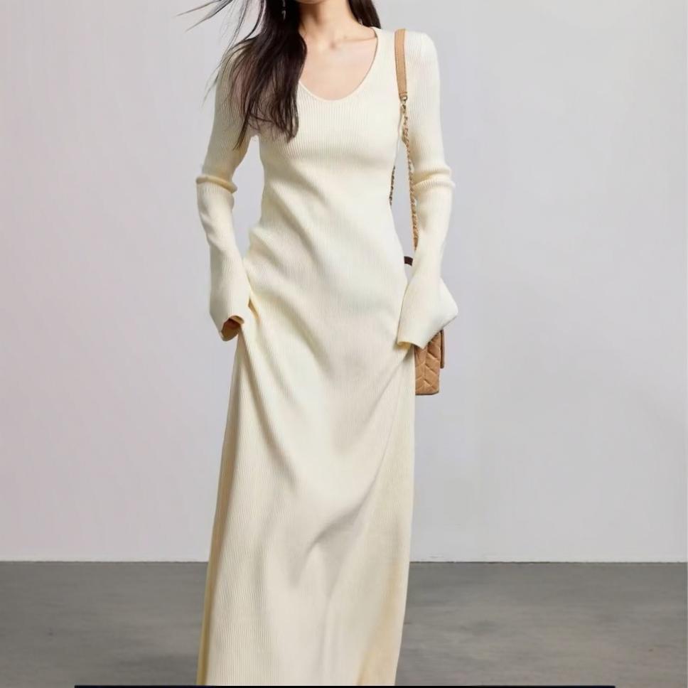 Elegant maxi dress for women with a fine ribbed structure and a chic V-neckline.