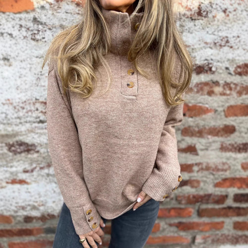 Pull confortable pour femmes avec col haut et détails de boutons décoratifs Chic & Stil