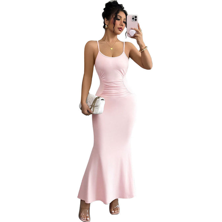 Robe maxi ajustée pour femmes avec des bretelles spaghetti et un design drapé sophistiqué Chic & Stil