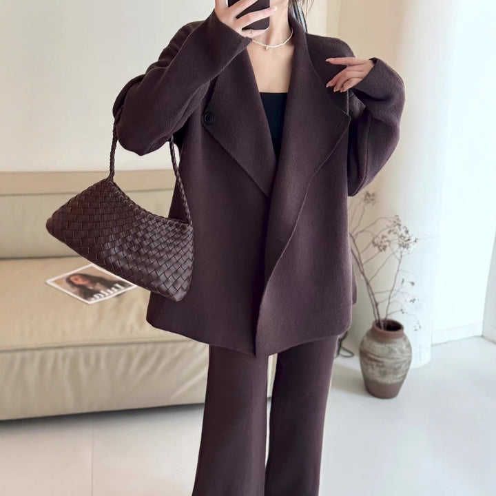 Blazer élégant pour femmes avec ceinture ajustée et texture fine Chic & Stil