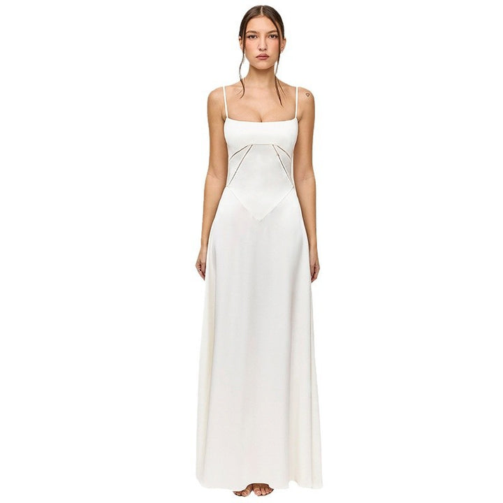 Elegant satin maxi dress for women with thin straps and a figure-hugging fit Chic & Stil