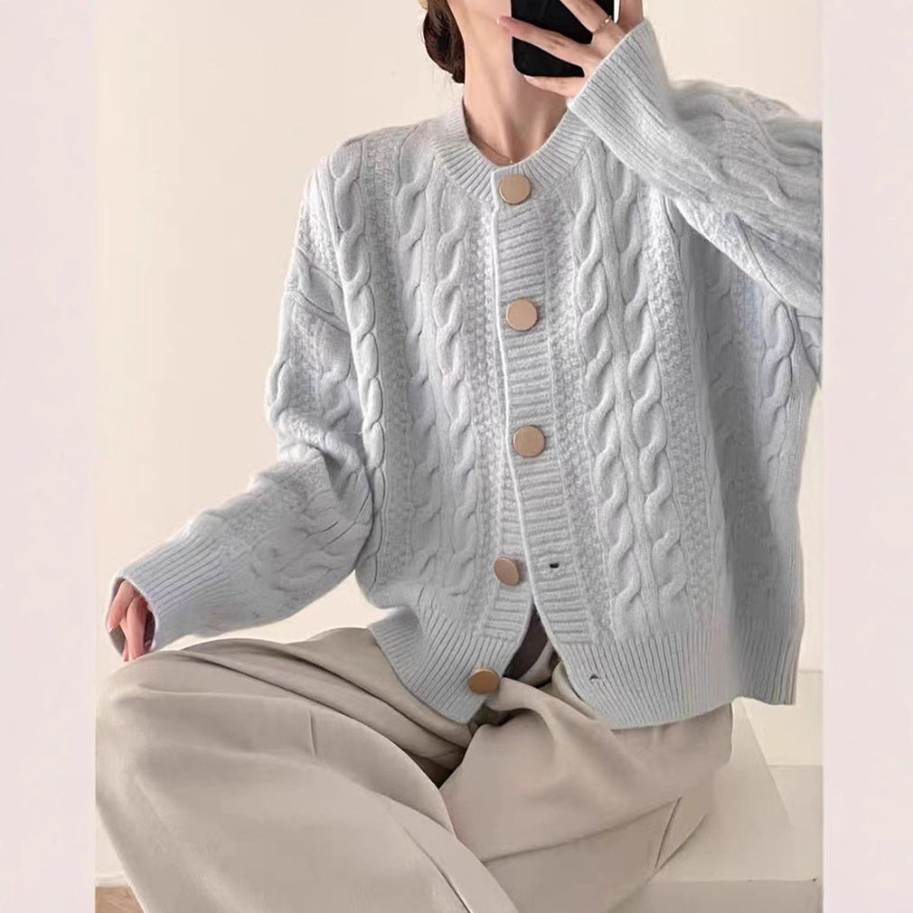 Cardigan pour femmes avec motif en câble et gros détails de bouton Chic & Stil
