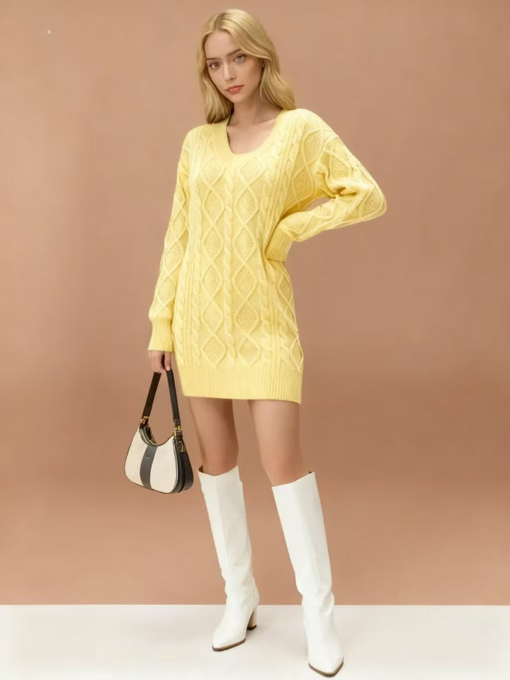 Robe tricotée pour femmes avec décolleté en V profond et design structuré Chic & Stil