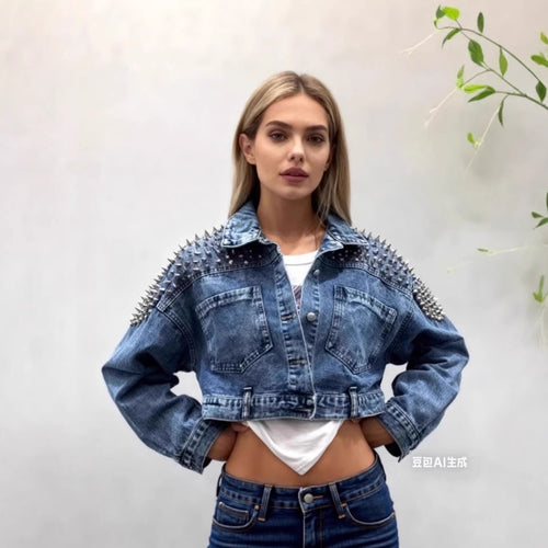 Veste en denim pour femmes avec embellissements en clous Chic & Stil