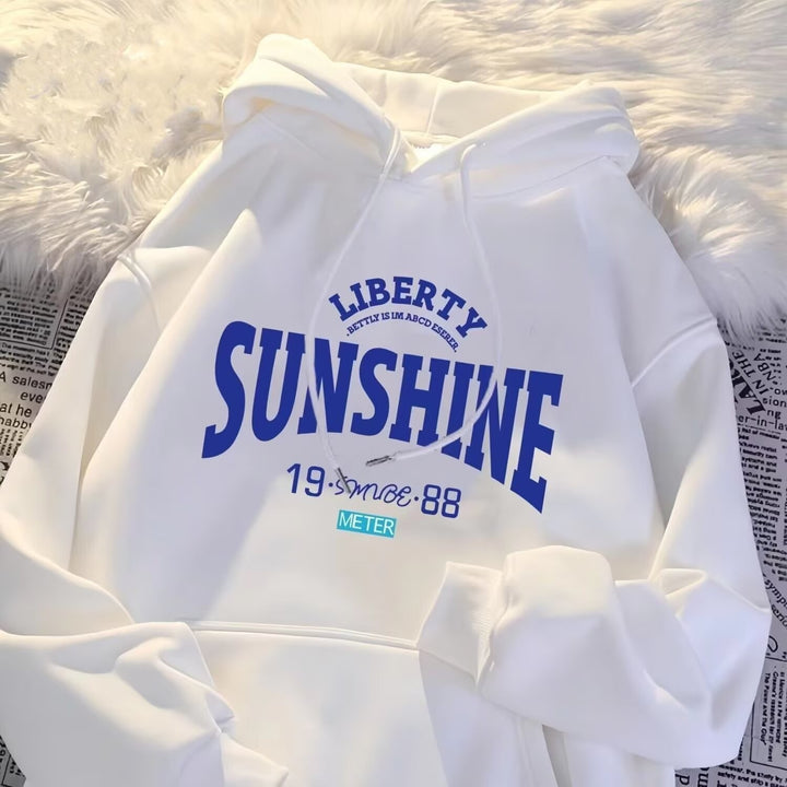Women's hoodie with modern lettering and practical kangaroo pocket Chic & Stil
