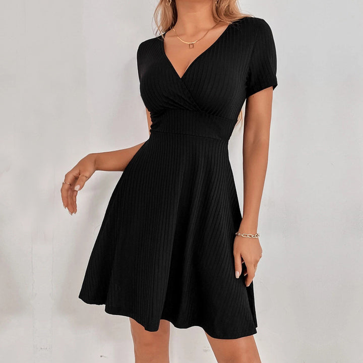 Casual dress for women with open back and bow detail Chic & Stil