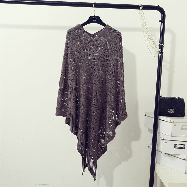 Ladies elegant poncho with decorative lace pattern Lune London