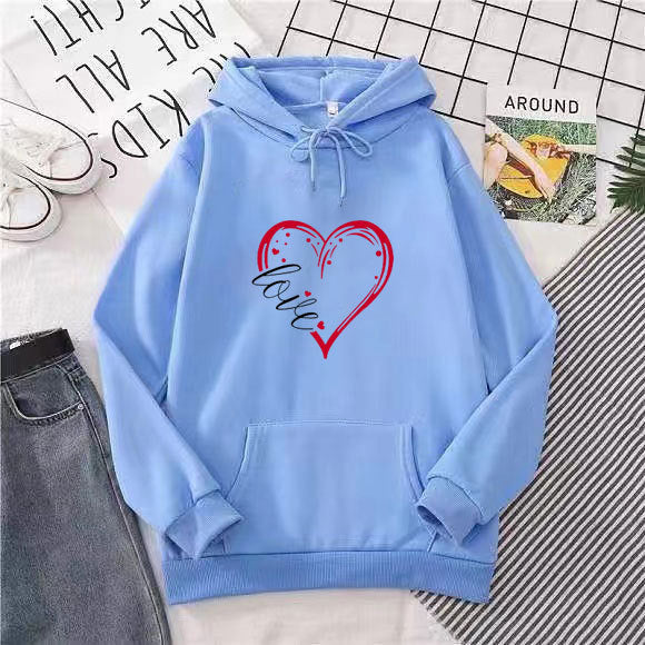 Women's hoodie with creative heart print and soft inner lining Chic & Stil