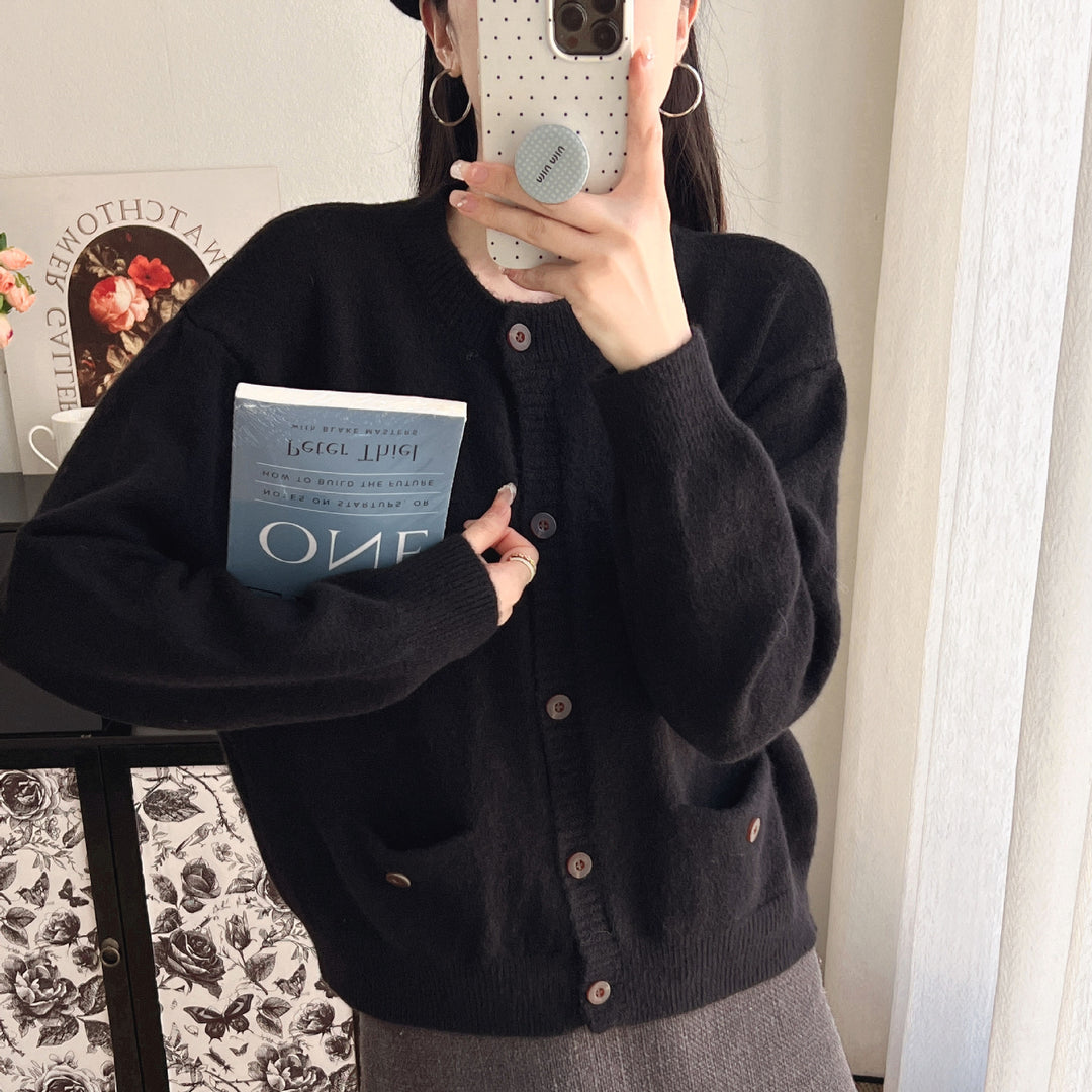 Cardigan tricoté confortable pour femmes avec poches pratiques et fermeture à boutons Chic & Stil