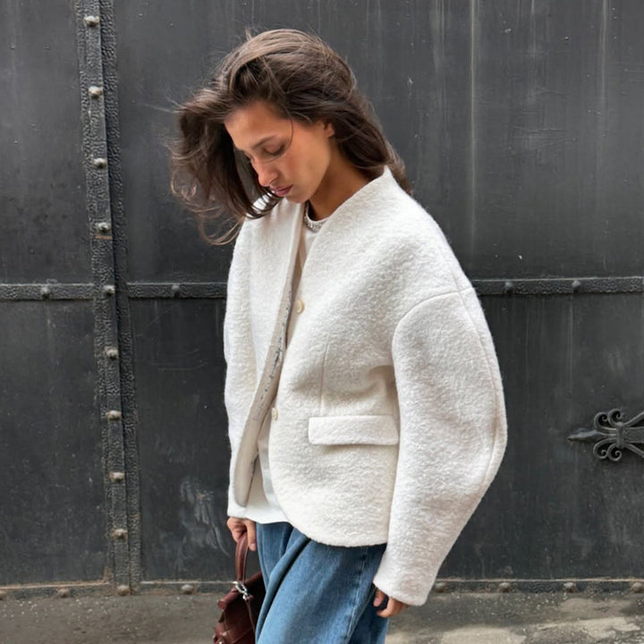Veste en boucle tendance pour femmes avec épaules tombantes et fermeture par bouton Chic & Stil