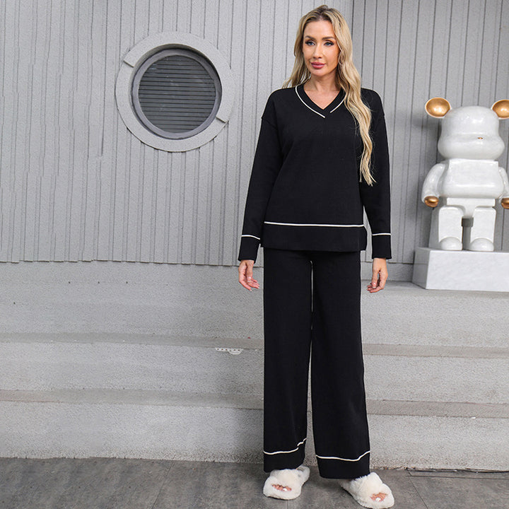 Relaxing loungewear set for women with V-neck and wide pants Lune London