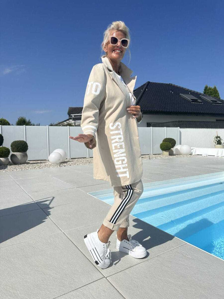 Manteau trench décontracté pour femmes avec des rayures à la mode et une lettre stylée Chic & Stil