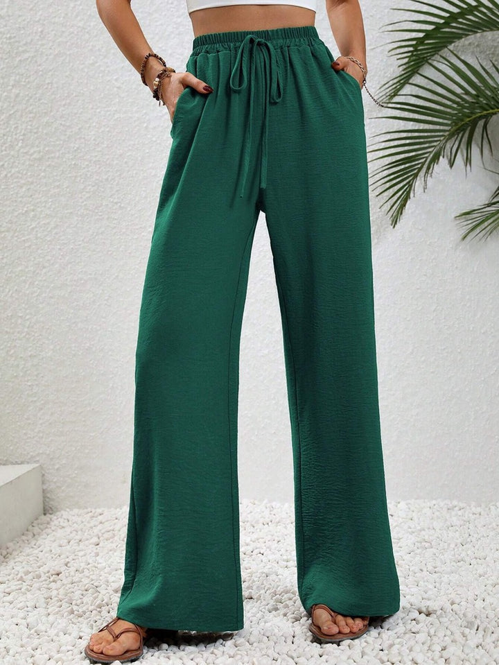 Loose-fit leisure pants for women with an elastic waistband and practical side pockets Lune London