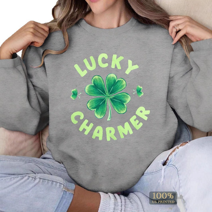 Sweatshirt pour femmes avec un design de trèfle tendance et une lettering inspirante Chic & Stil