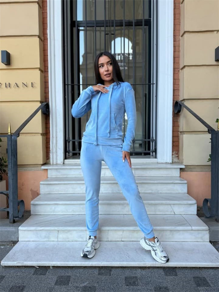 Thermal tracksuit set for women in luxurious velvet with high collar and practical pockets Lune London