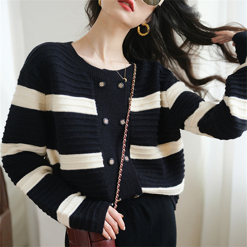 Cardigan pour femmes avec boutons décoratifs et motif rayé Chic & Stil