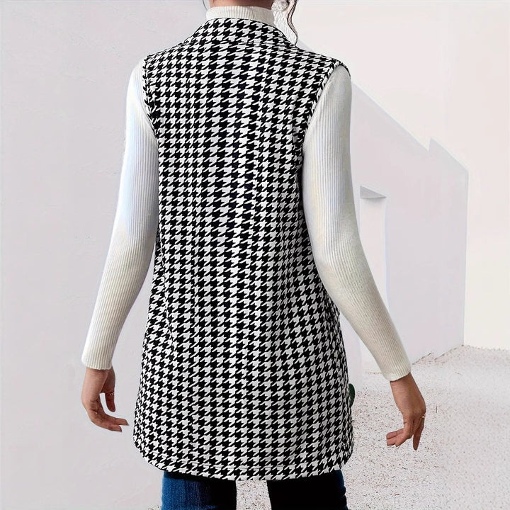 Modern ladies' vest with houndstooth pattern and elegant button placket Lune London