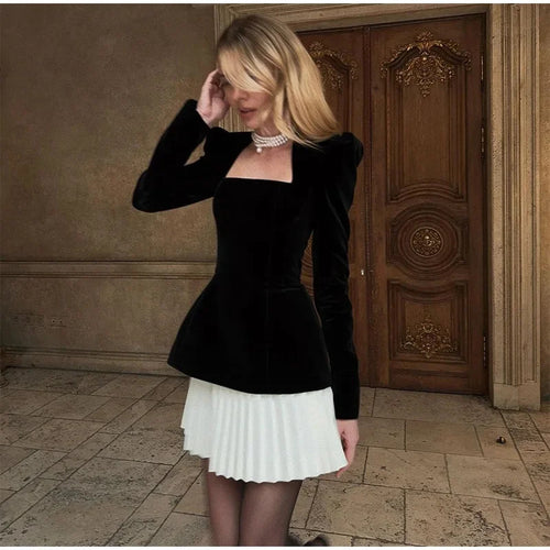 Robe en velours élégante pour femmes avec coupe inhabituelle et manches bouffantes Chic & Stil