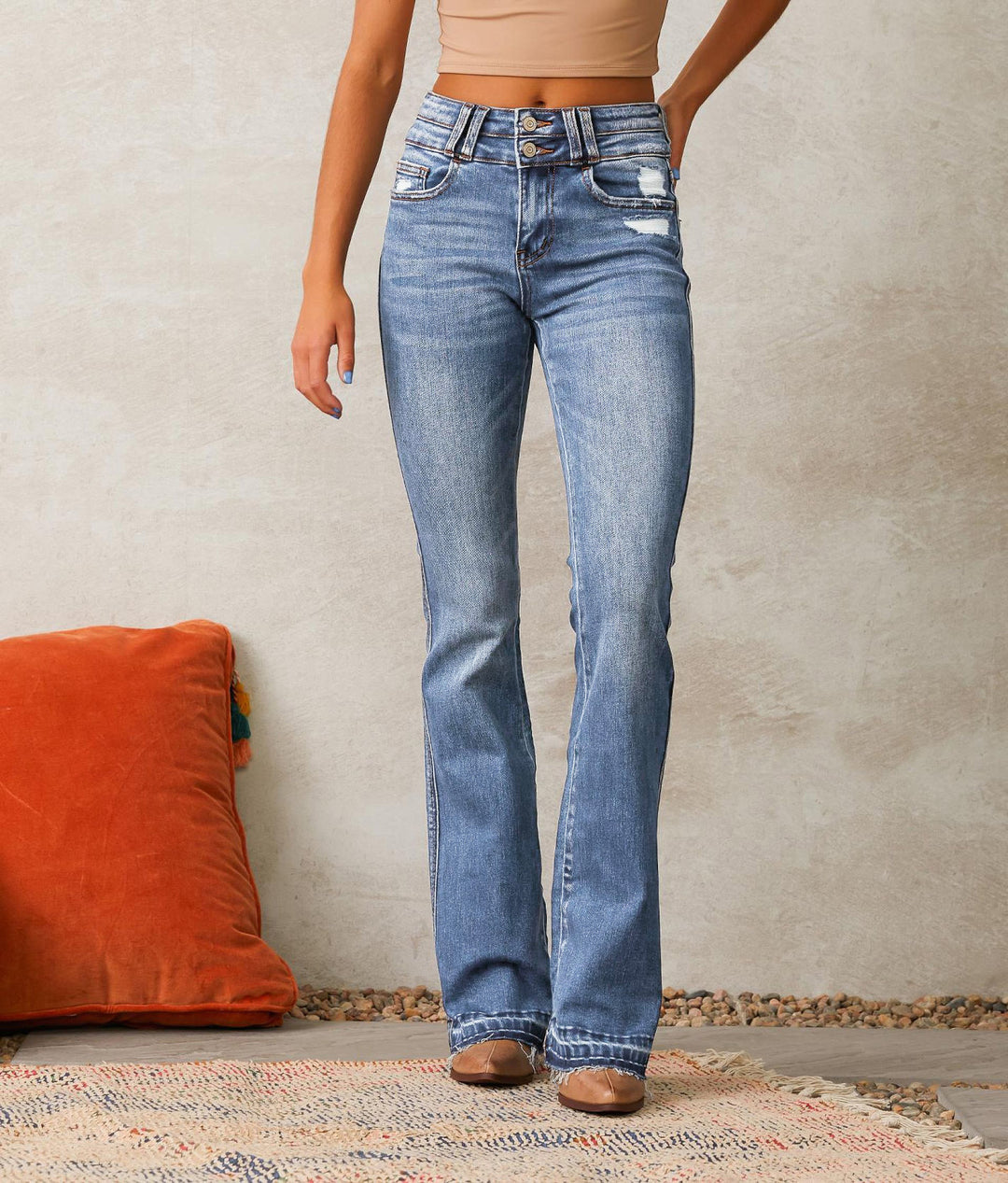 High-waisted flared jeans for women with trendy ripped details Chic & Stil