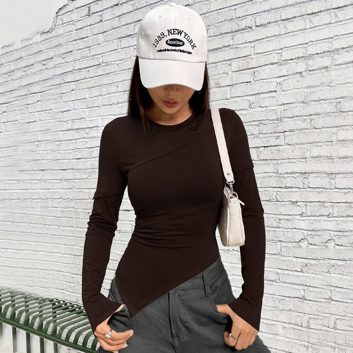 Chemise à manches longues ajustée pour femmes avec design asymétrique et coupe tendance Chic & Stil