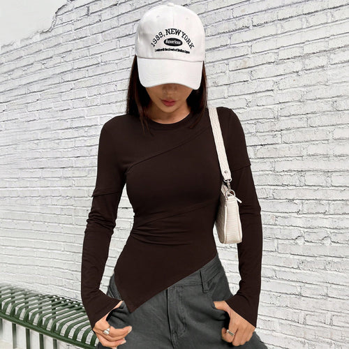 Chemise à manches longues ajustée pour femmes avec design asymétrique et coupe tendance Chic & Stil