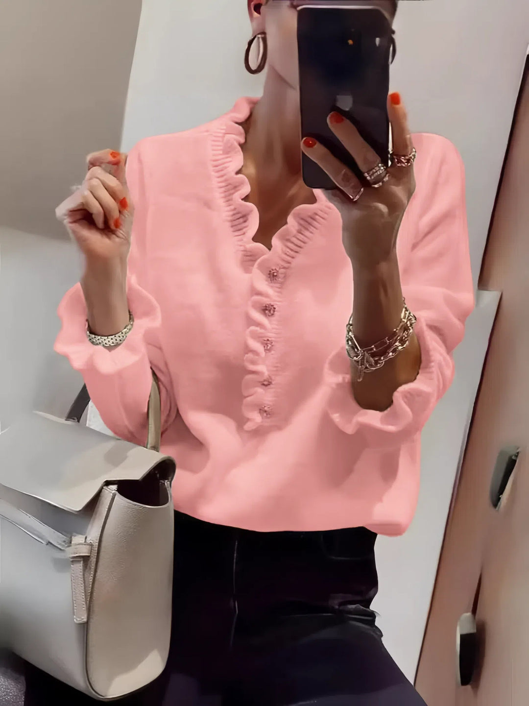Blouse pour femmes avec un design de volants fluides et patte de boutonnage Chic & Stil