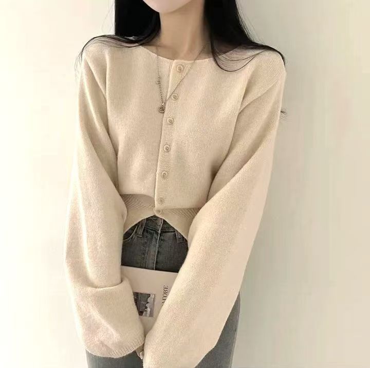 Cardigan court pour femmes avec patte de boutonnage et manches surdimensionnées Chic & Stil