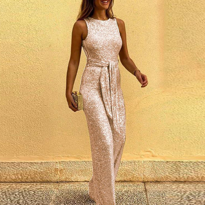 Glamorous evening dress for women with shimmering sequins and a fitted style Lune London