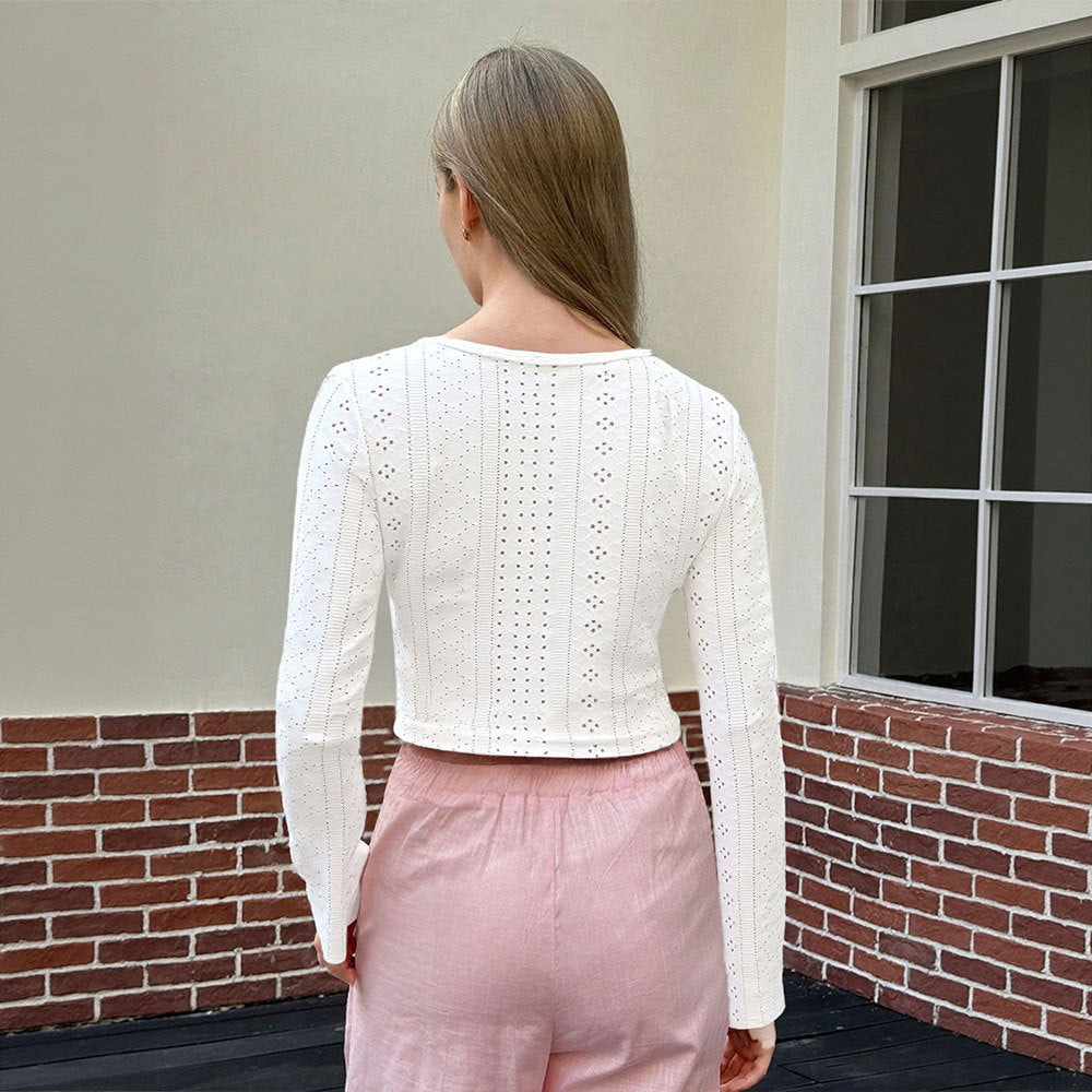 Chemise à manches longues cropée pour femmes avec un élégant laçage et une délicate broderie en dentelle Chic & Stil