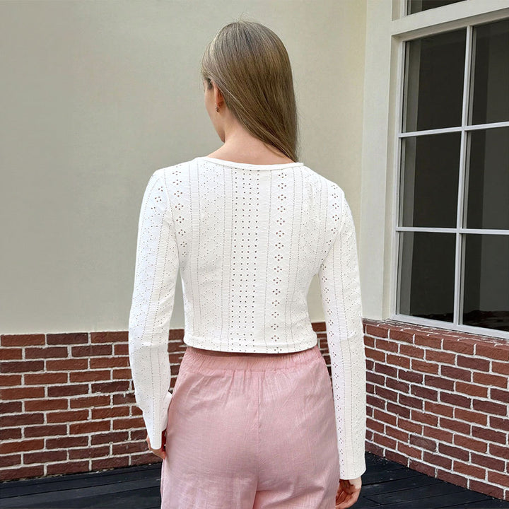 Chemise à manches longues cropée pour femmes avec un élégant laçage et une délicate broderie en dentelle Chic & Stil